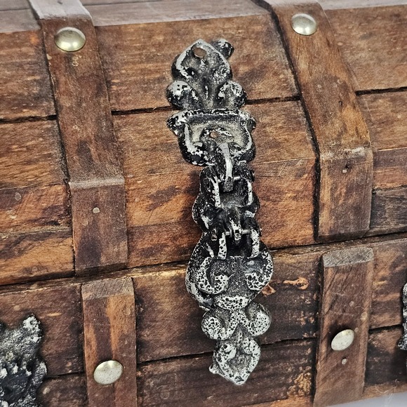 Vtg Wood Pirate Treasure Chest Jewelry Box Gothic Lions Head Metal Latch 1593 - Picture 5 of 16